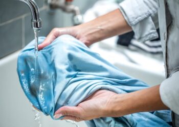 Як прибрати плями від дезодоранту за допомогою солі