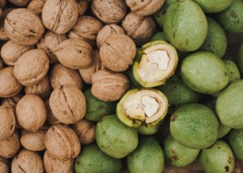 Як відмити руки від молодих горіхів