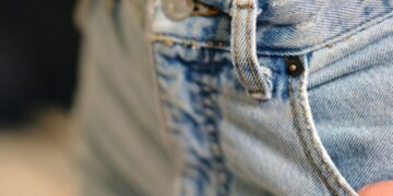 Найефектніші джинси цього сезону: який дизайн у тренді