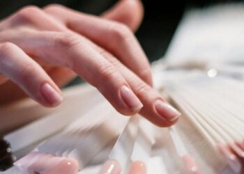 Робила кожна: 6 шкідливих звичок, які псують нігті