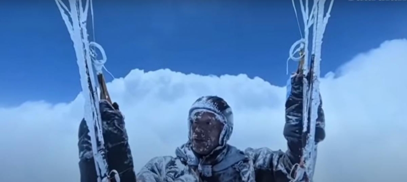 Китайський парапланерист дивом вижив після випадкового польоту на висоті 8000 метрів над хмарами