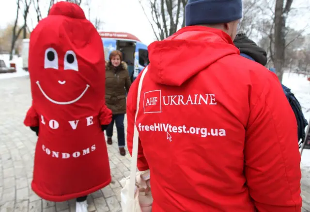 На кону життя 120 тисяч українців. Чи загрожує Україні епідемія ВІЛCНІД через дії Трампа