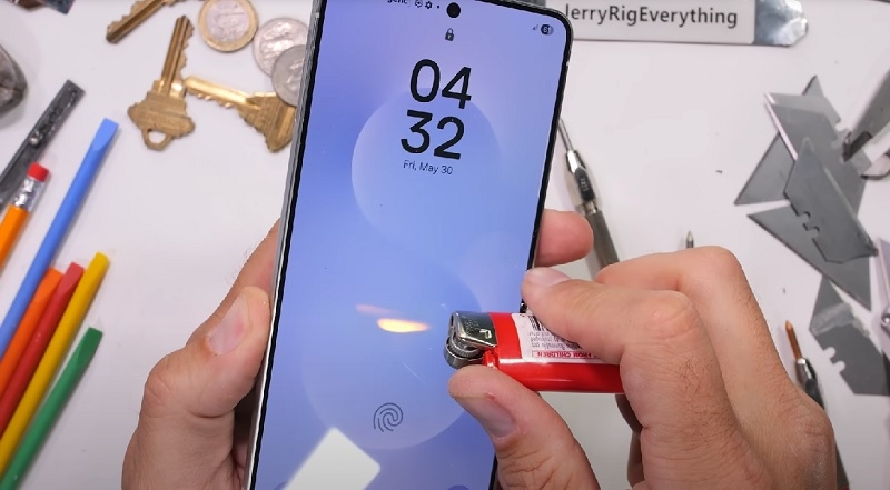 Гнеться, але не ламається: відомий блогер JerryRigEverything протестував на міцність ультратонкий Samsung Galaxy S25 Edge