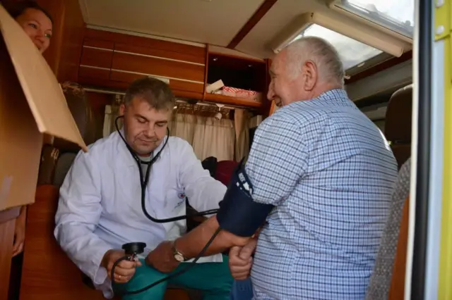 "Ллю сто грамів і так лікуюсь". Як у віддалених селах виживають без медиків