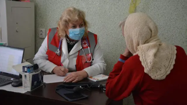 "Ллю сто грамів і так лікуюсь". Як у віддалених селах виживають без медиків