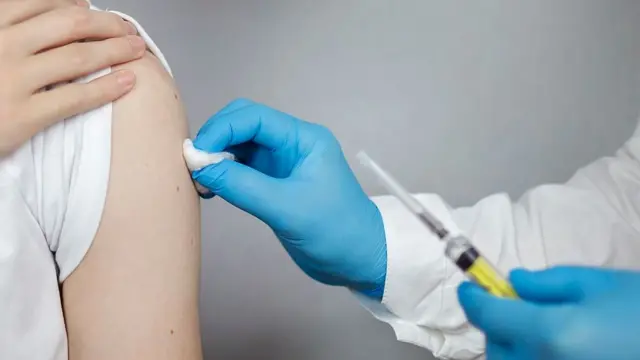 Британія першою почала масове щеплення від гонореї. Чи допоможе це зупинити хворобу