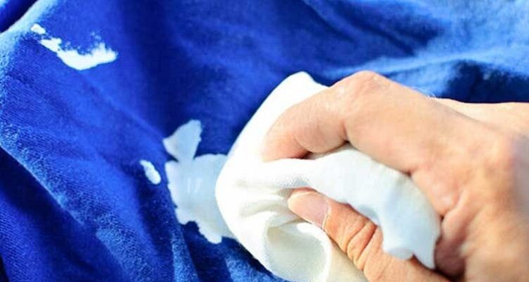 Чим відіпрати пляму від клею ПВА: поради досвідчених господинь