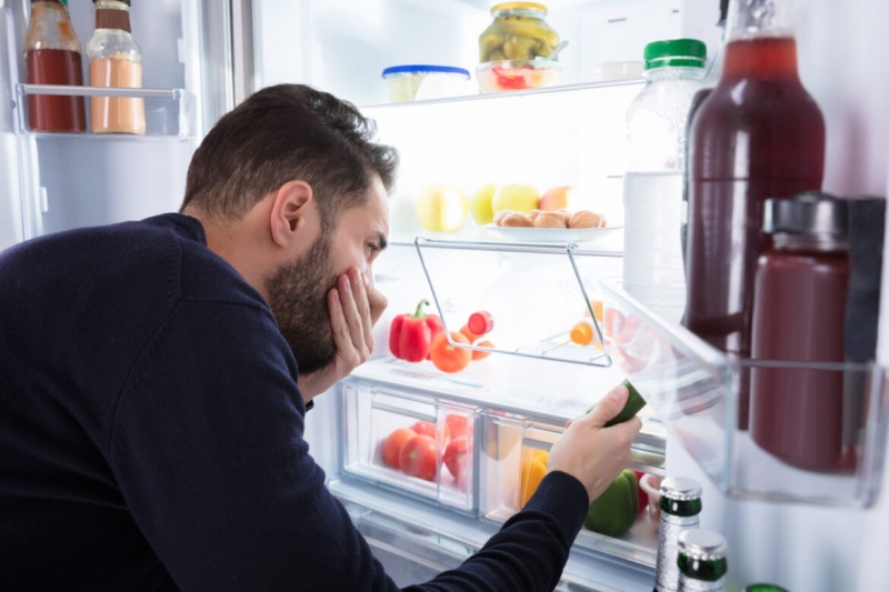 Як відмити холодильник й усунути запахи: 1 продукт із водою