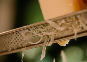 Не поспішаю у магазин за новою терткою: знаю 1 спосіб, як заточити, аби знову стала мов новенька. Все просто