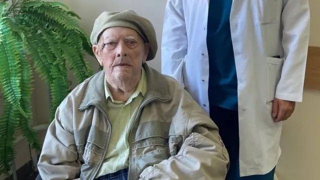 "Він живе і буде жити". Як у Львові лікують від раку 102-річного пацієнта