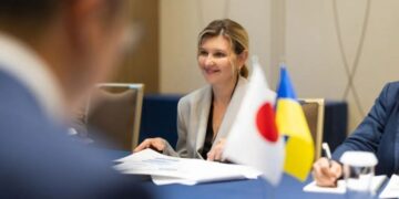 Зібране волосся Олени Зеленської: 2 стильні зачіски для літньої спеки