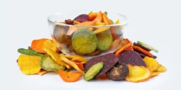 Хрусткі та корисні: як приготувати домашні чіпси з овочів і фруктів без зайвих калорій – Новини ФАКТ