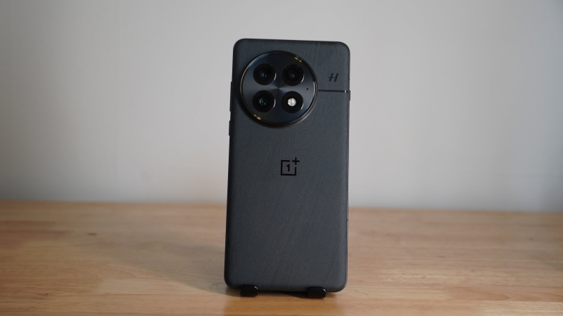 OnePlus 14 може отримати плоский дисплей і акумулятор на 7000 мАг